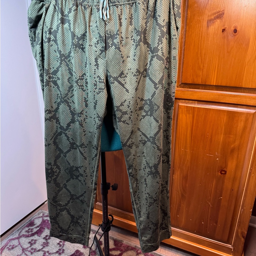 Lululemon Jet Crop Slim Pants - Size 12 - Picture 6 of 16